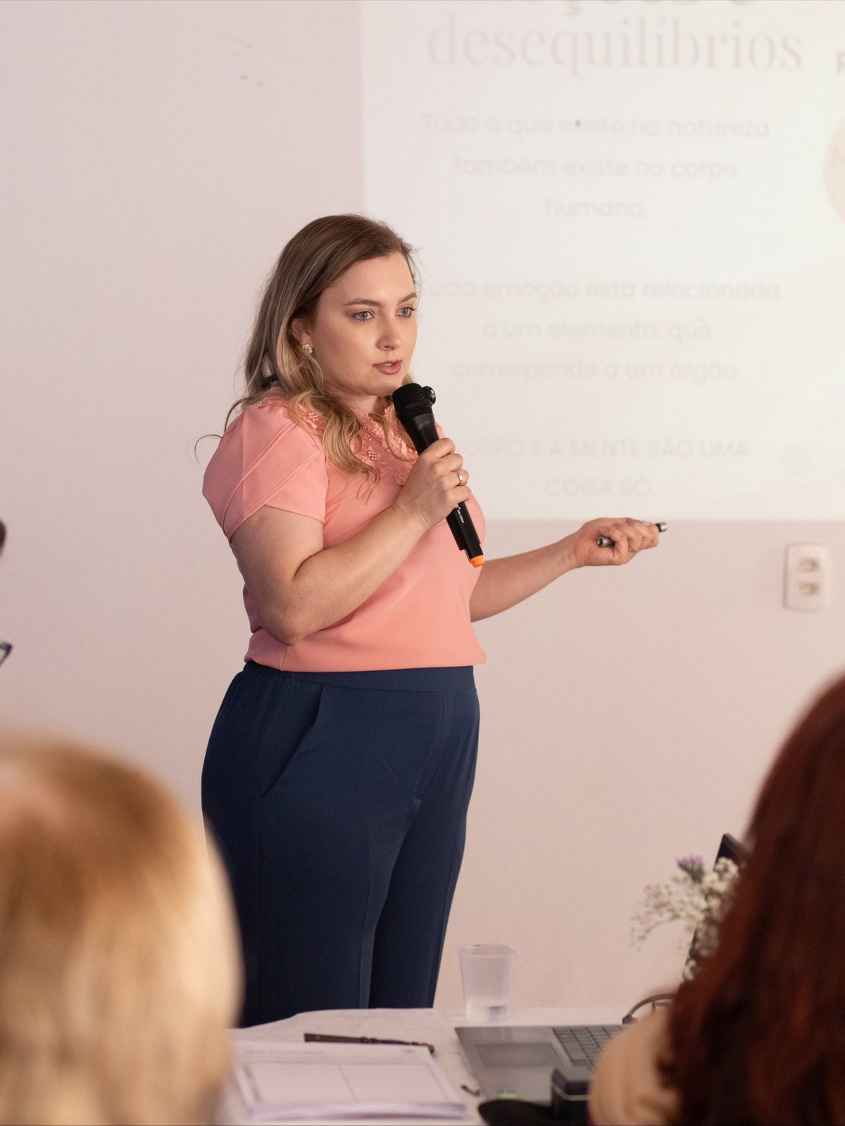 Thaís Melo palestrando sobre saúde da mulher e acupuntura