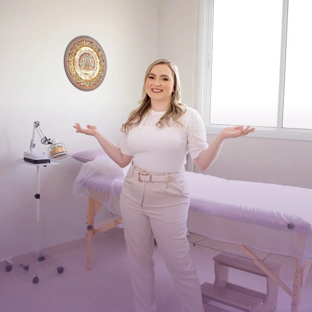 Thaís Melo em pé em seu consultório, de braços abertos