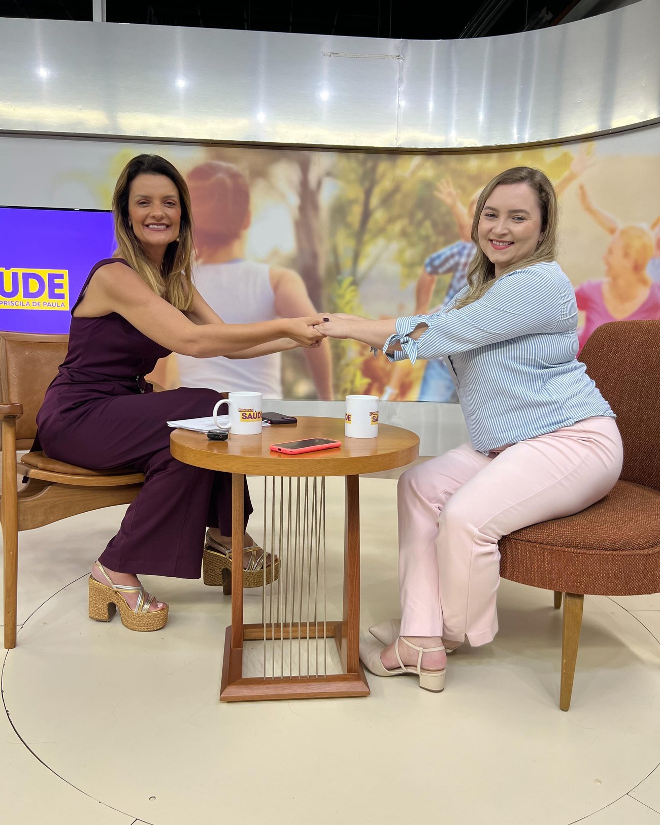 Thaís Melo no estúdio do programa Conexão Saúde, na TV Cultura Paulista